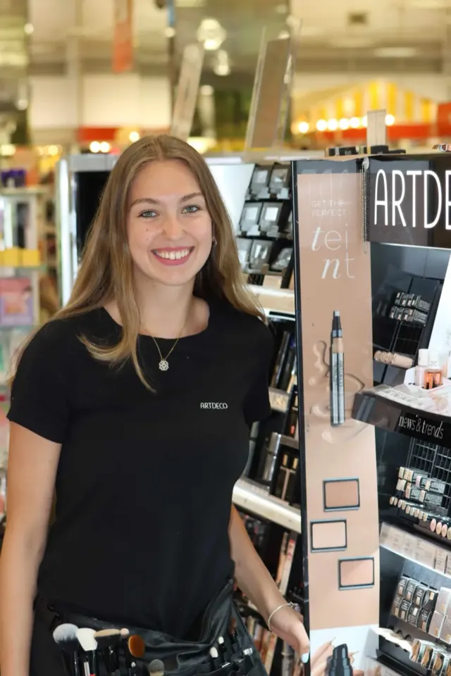 ARTDECO sminkes hostess a Brand Hírnök csapatából a kozmetikai standnál
