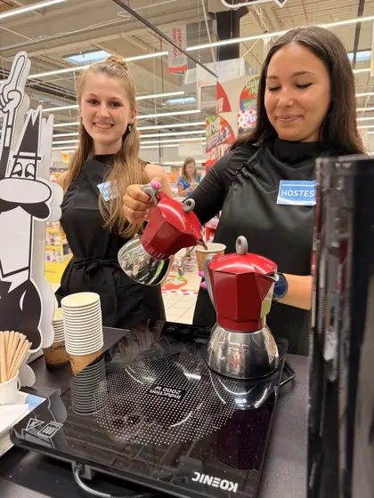 Hostessek friss eszpresszót készítenek a Bialetti kóstoltatáson