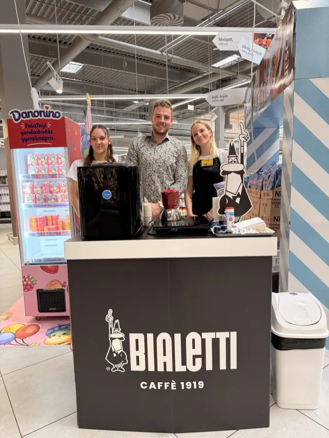 Bialetti kávékóstoltatás – Brand Hírnök hostess csapat az Auchanban